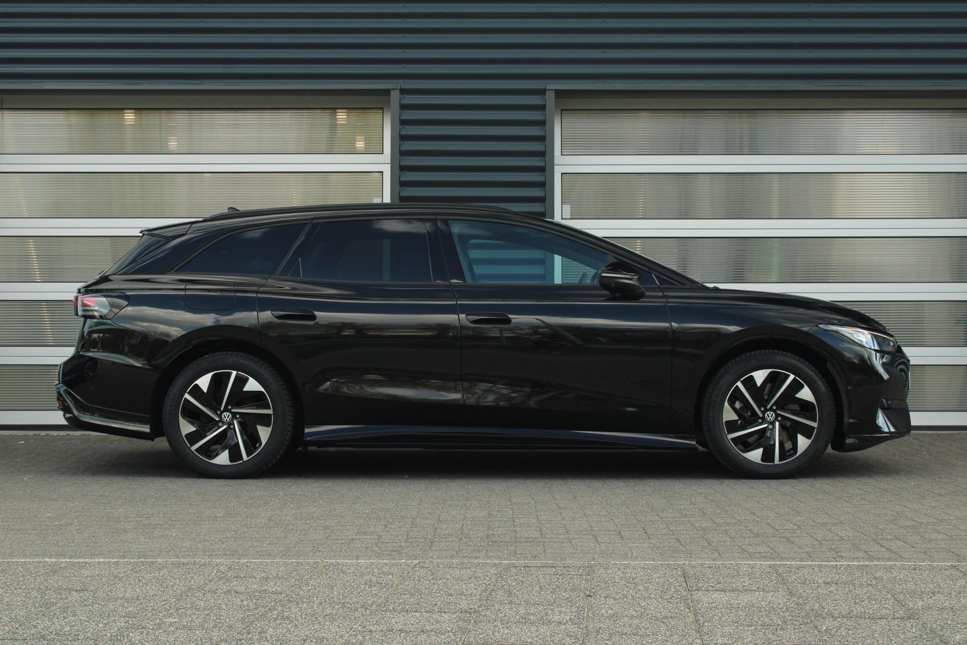 Volkswagen ID.7 Tourer 286pk Limited Edition 77 kWh | Black, Auto's, Automaat, 12 maanden, Zwart, 587 km