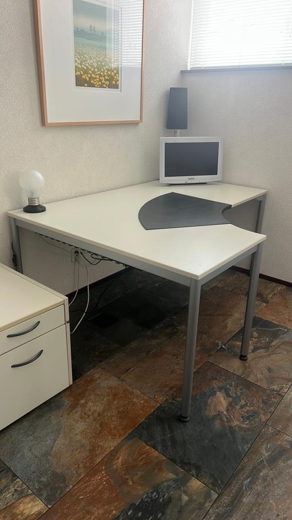 Ikea bureau, onbeschadigd met kabelbak, Huis en Inrichting, Bureaus, Ophalen, Zo goed als nieuw