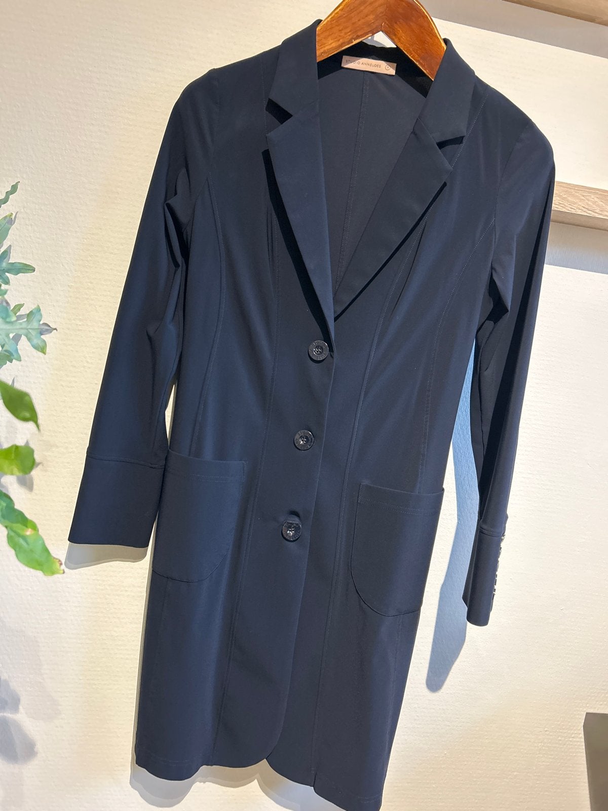 Donkerblauwe lange blazer van travelstof - Maat M, Kleding | Dames, Ophalen of Verzenden, Maat 38/40 (M), Blauw, Jasje