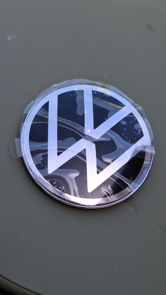 Origineel Volkswagen logo/embleem voor grille, Auto-onderdelen, Nieuw, Ophalen of Verzenden, Motorkap, Volkswagen