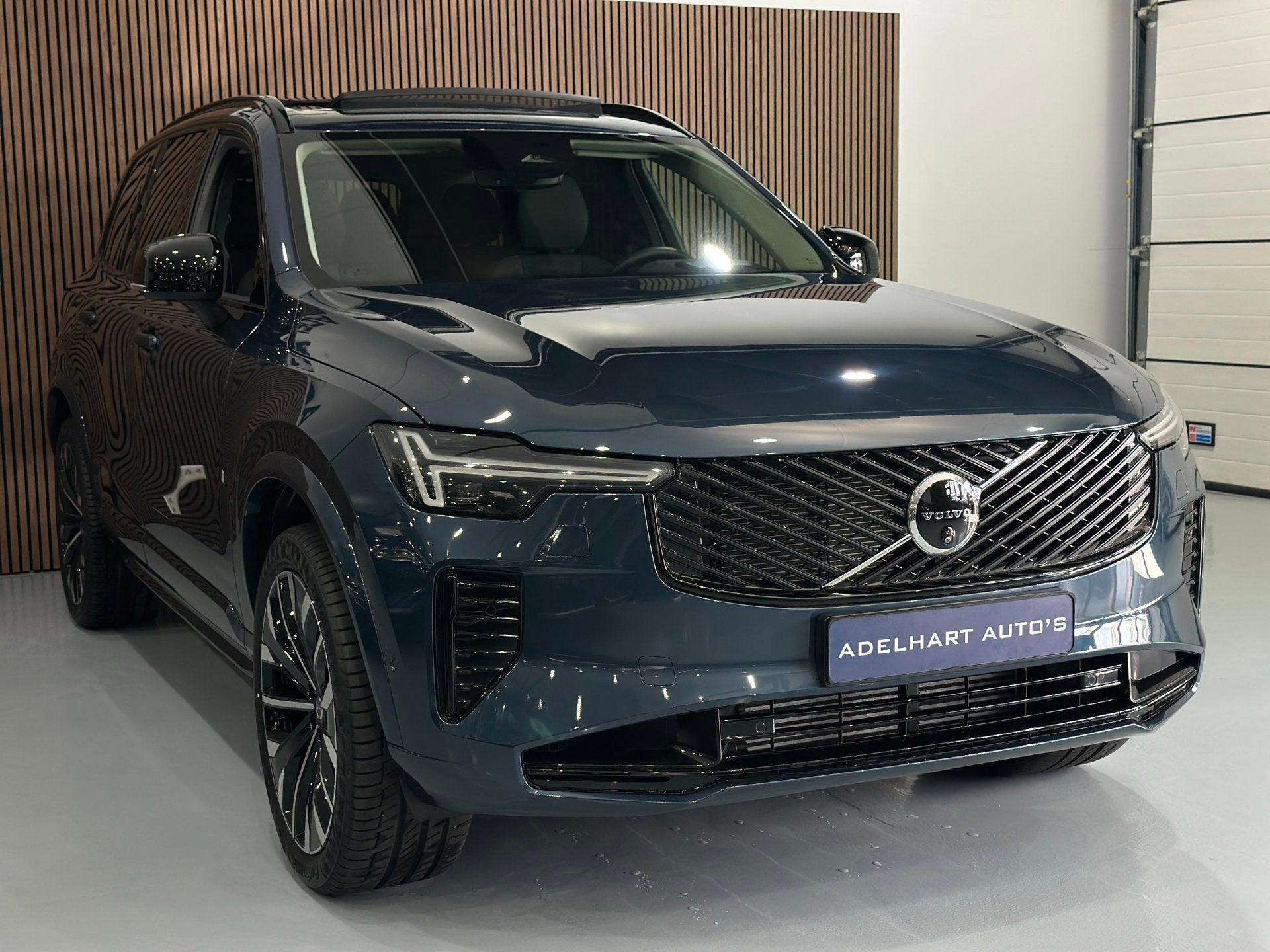 Volvo XC90 2.0 T8 Plug-in hybrid AWD Ultra Dark / Panorama d, Zwart, 4 cilinders, Blauw, 7 stoelen