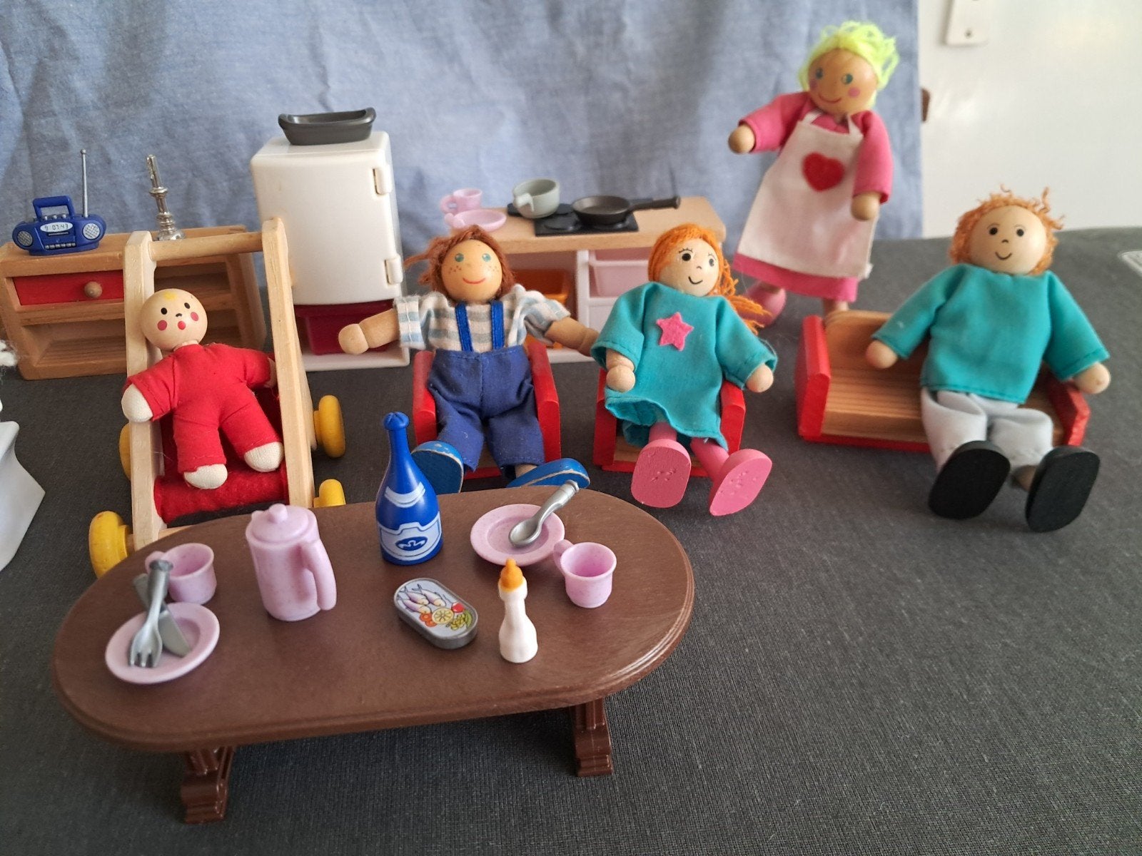 Foto 18 van Groot Playwood Poppenhuis met Meubels Poppetjes & Accessoire