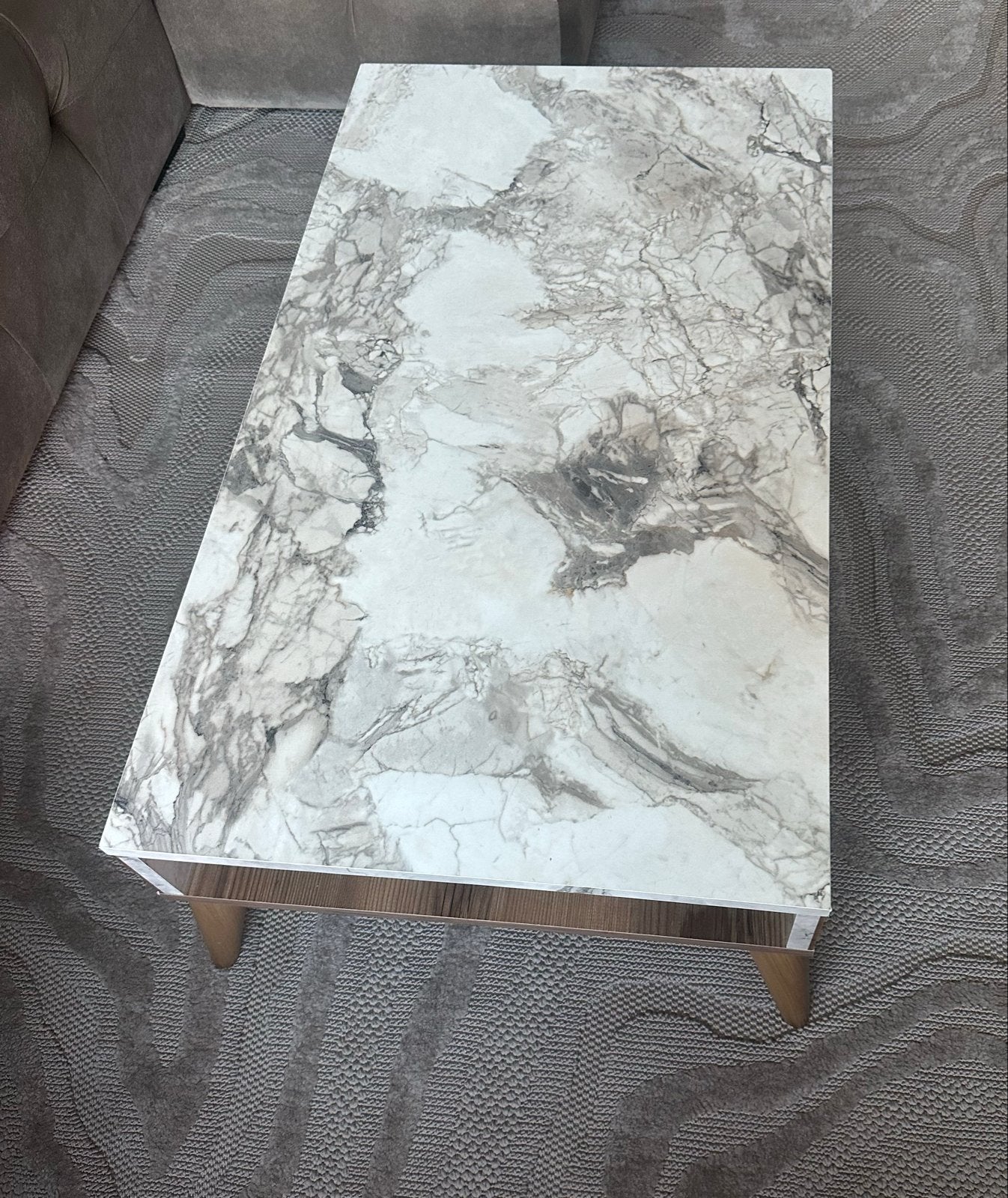 Salontafel met marmerlook blad en houten onderstel, Huis en Inrichting, Tafels | Salontafels, Ophalen, Gebruikt, 100 tot 150 cm