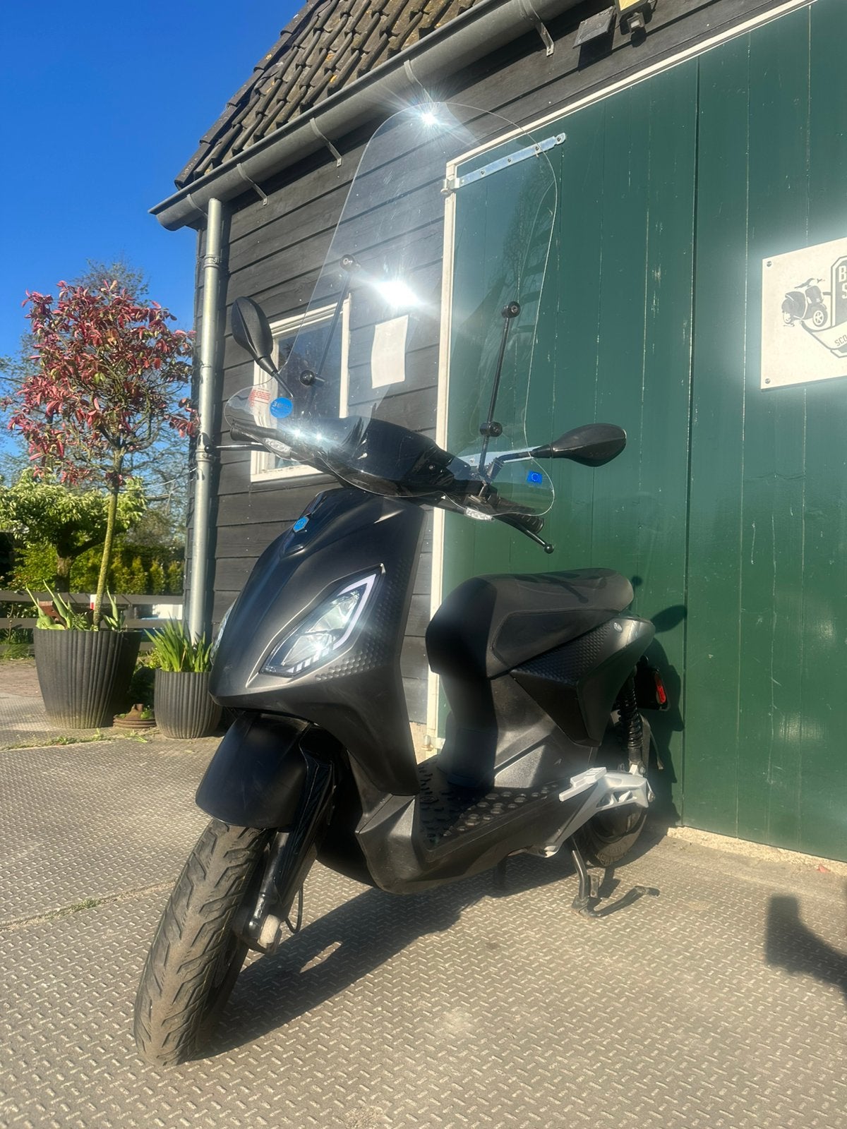 Super mooie elektrische Piaggio One scooter 2023 9728 km, Fietsen en Brommers, Snorfietsen en Snorscooters, Zo goed als nieuw