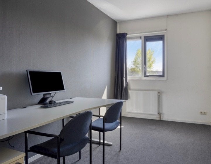 Bureau (in hoogte verstelbaar) + 2 bureaustoelen, Ophalen, Gebruikt