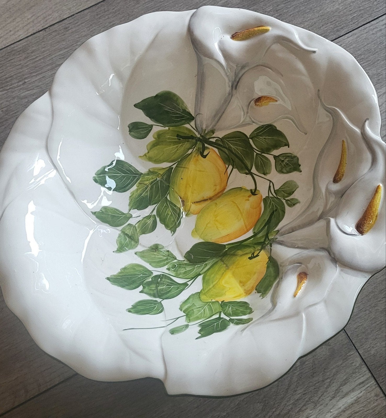 Grote Italiaanse schaal met citroenen en Calla's., Antiek en Kunst, Antiek | Schalen, Ophalen of Verzenden