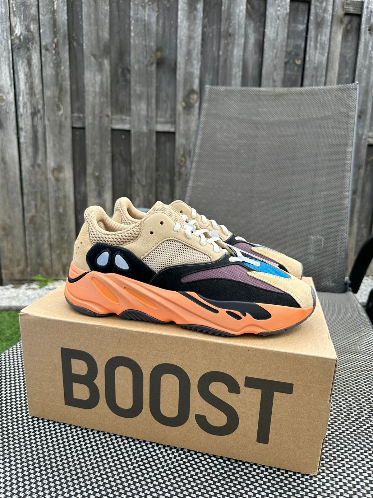 Yeezy 700 “Enflame Amber” 42, Overige kleuren, Nieuw, Ophalen of Verzenden, Sneakers of Gympen