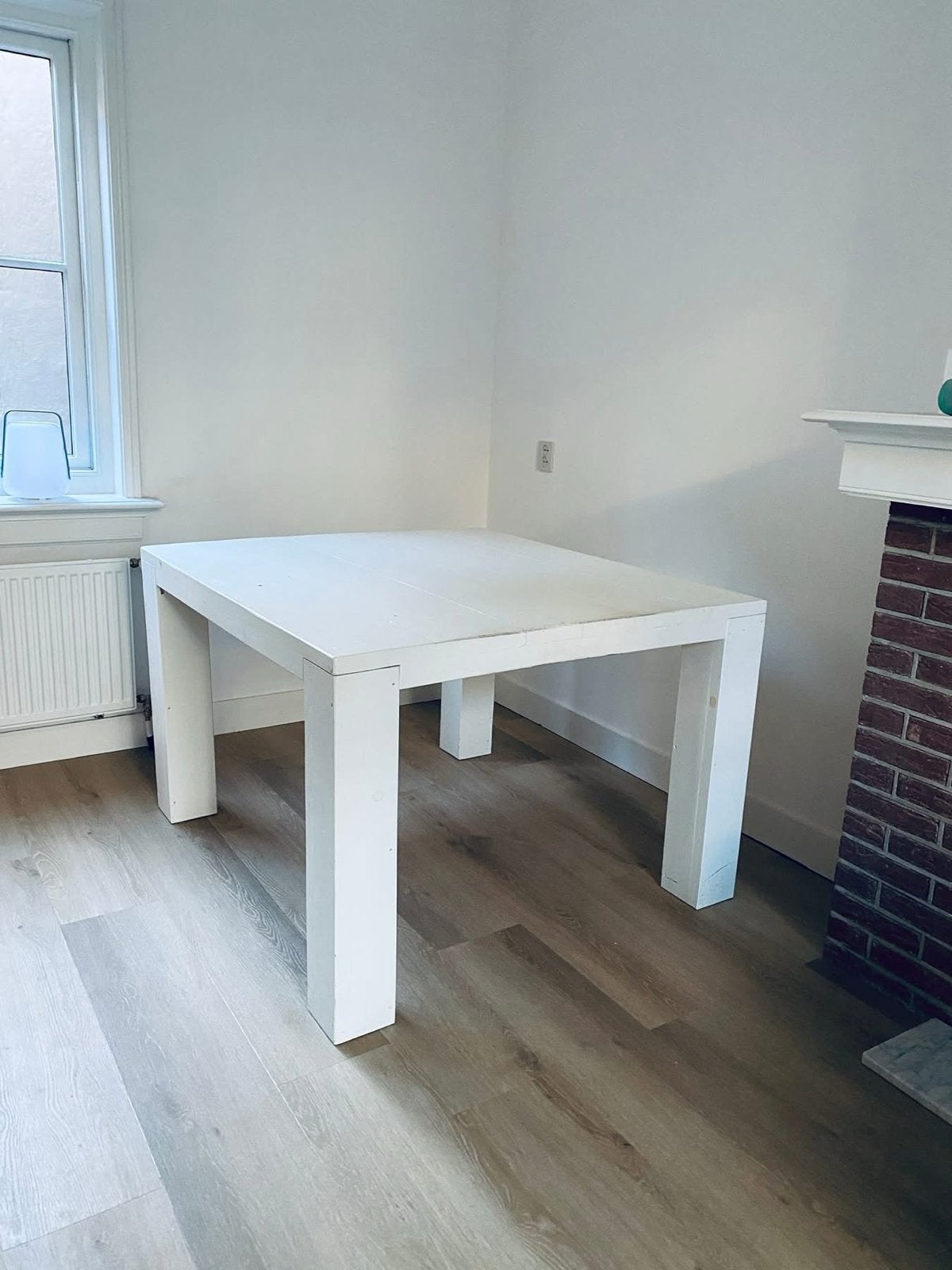 Gratis: Robuuste houten eettafel/bureau 110x120 cm, Ophalen, Gebruikt, 100 tot 150 cm, Vierkant