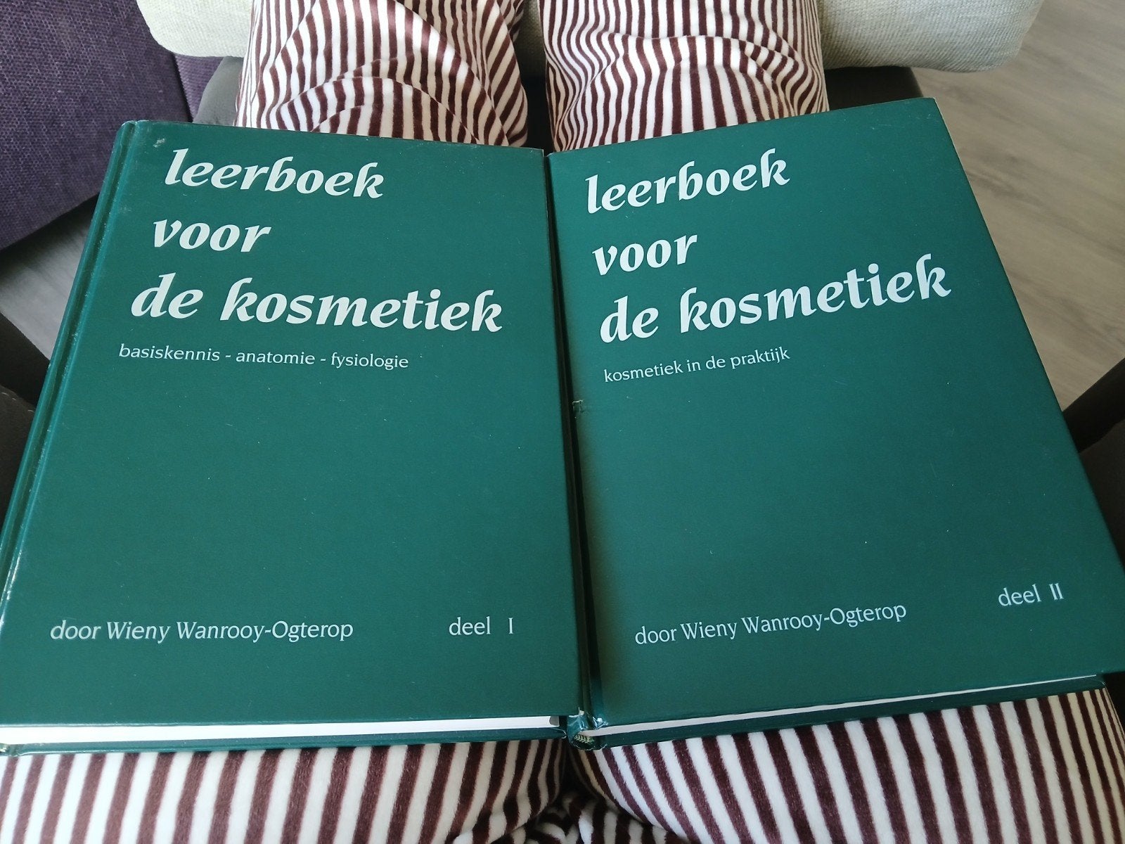 Leerboek voor de Kosmetiek - Deel 1 & 2 (W. Wanrooy-Ogterop), Ophalen of Verzenden