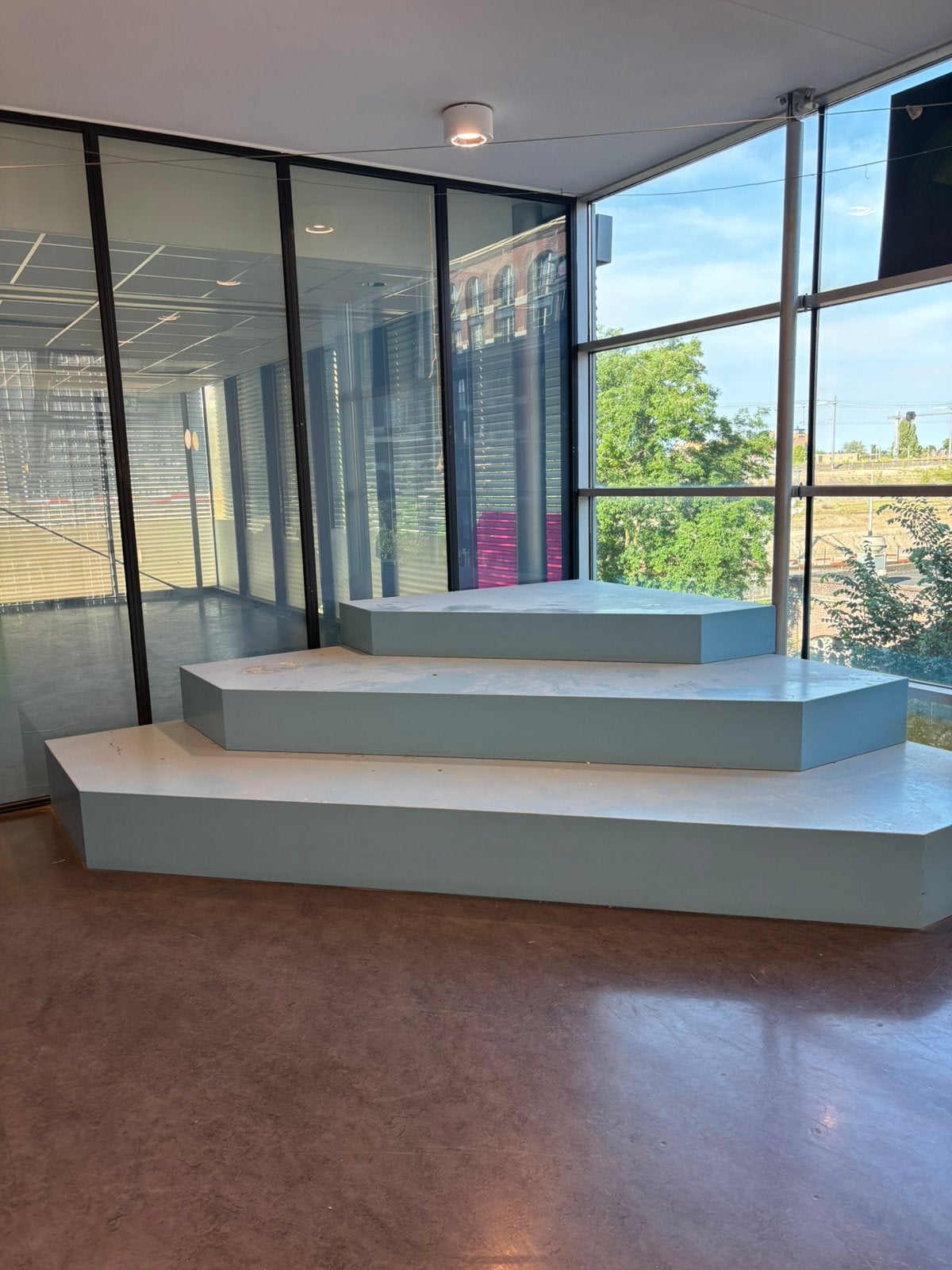 Podium uit delen incl presentatie kast, Ophalen, Gebruikt