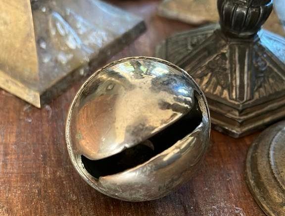 Oude bel verchroomd 6cm incl ophanghaakje, Antiek en Kunst, Ophalen of Verzenden