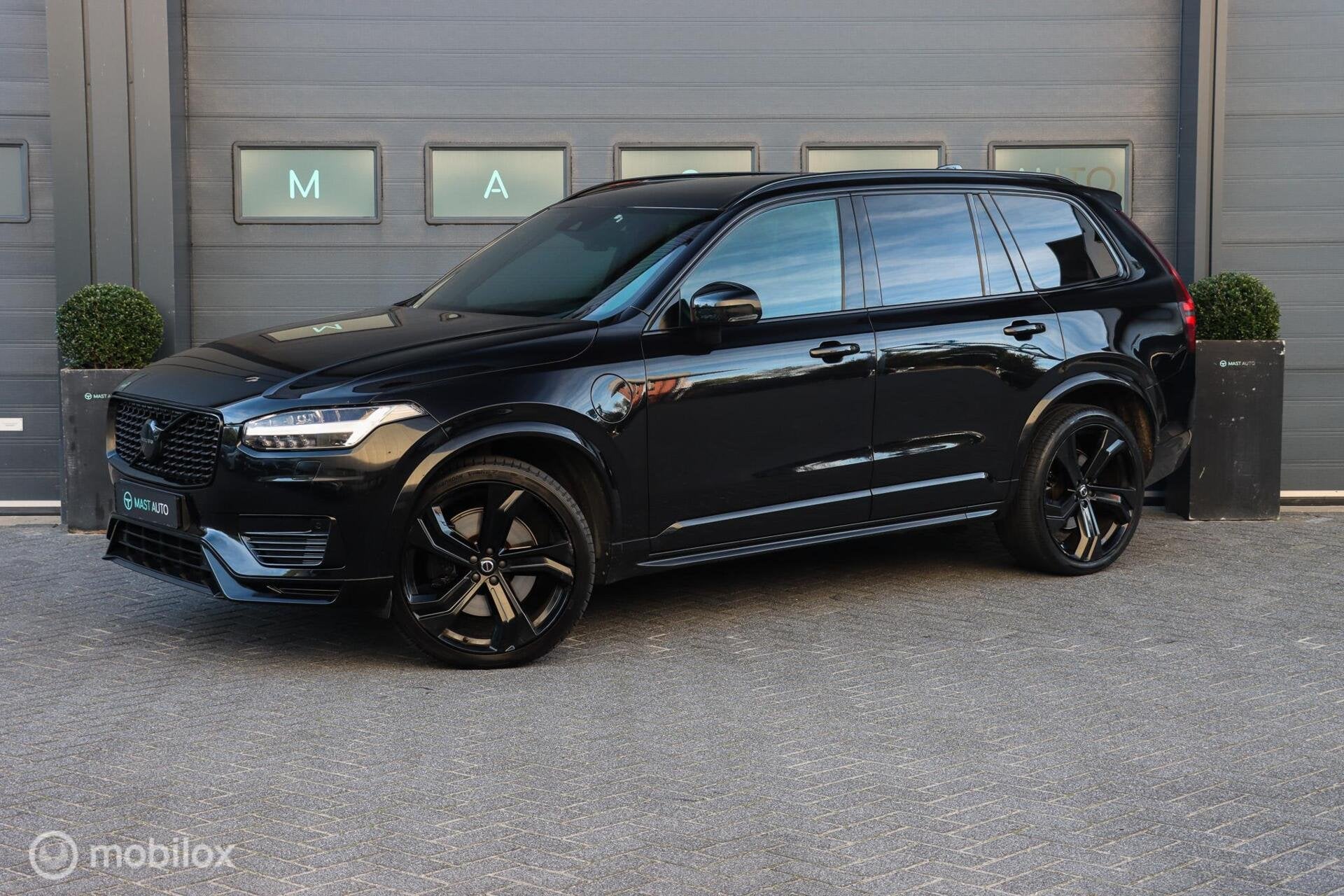 Volvo XC90 2.0 T8 Recharge AWD R-Design|7P|H&K AUDIO|ACC|MEM, Auto's, Gebruikt, 4 cilinders, 7 stoelen, Zwart