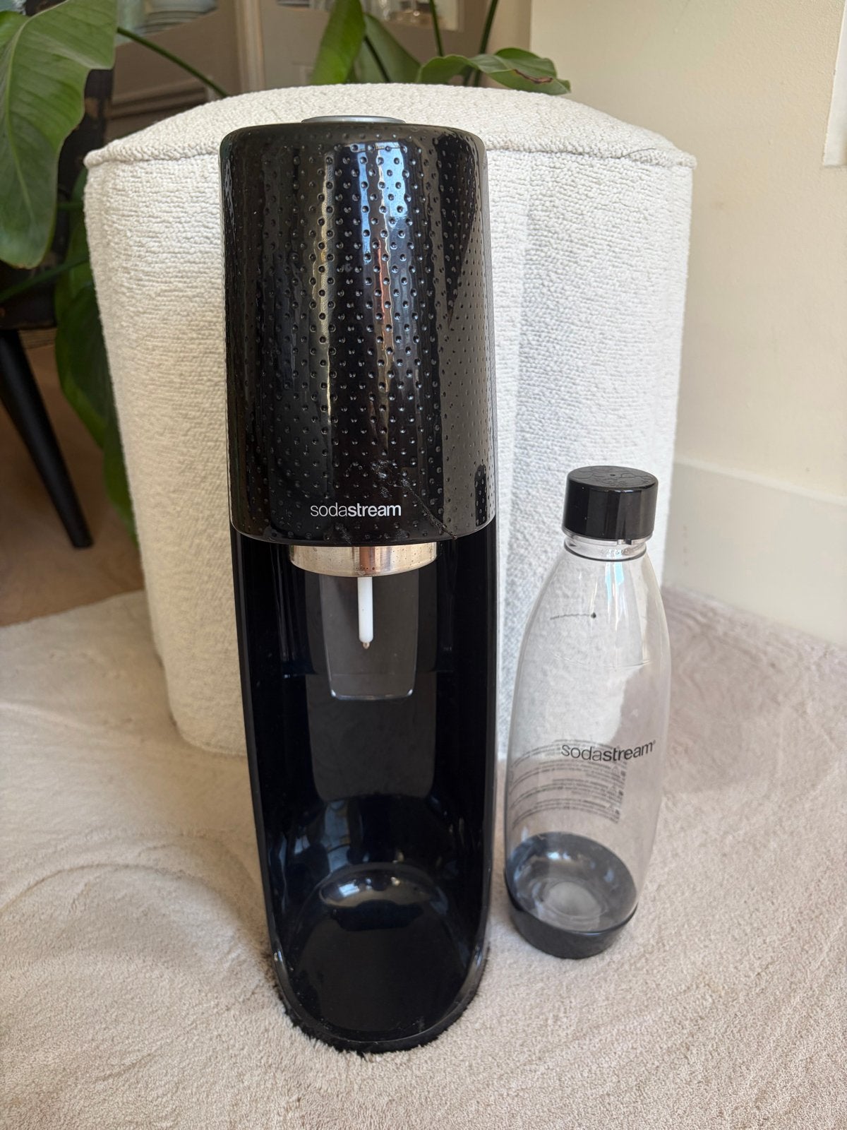 Sodastream bruiswaterapparaat met fles en CO2-cilinder, Witgoed en Apparatuur, Bruiswatermachines, Ophalen of Verzenden, Zo goed als nieuw