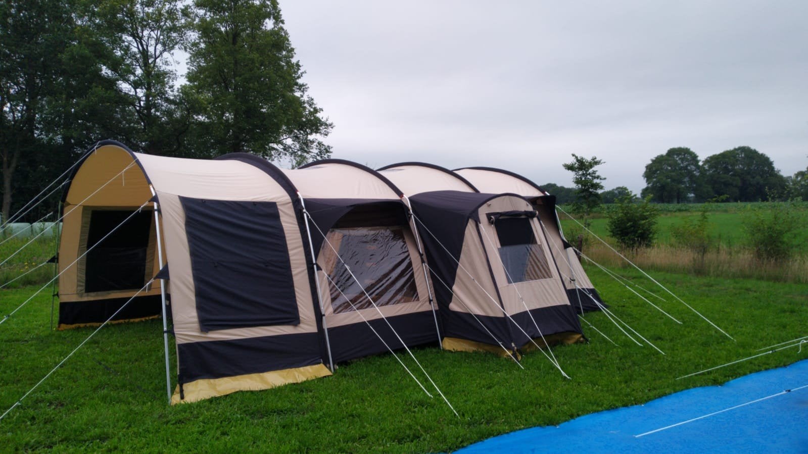 Ruime Amazone 600 tunneltent (6 personen), Caravans en Kamperen, Ophalen, Zo goed als nieuw, Tot en met 6