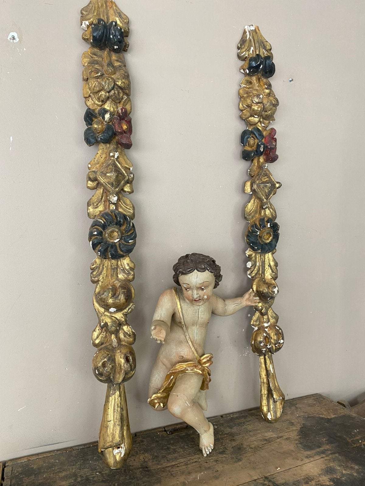 Een paar lange handgestoken en verguld hout bloem ornamenten, Ophalen of Verzenden