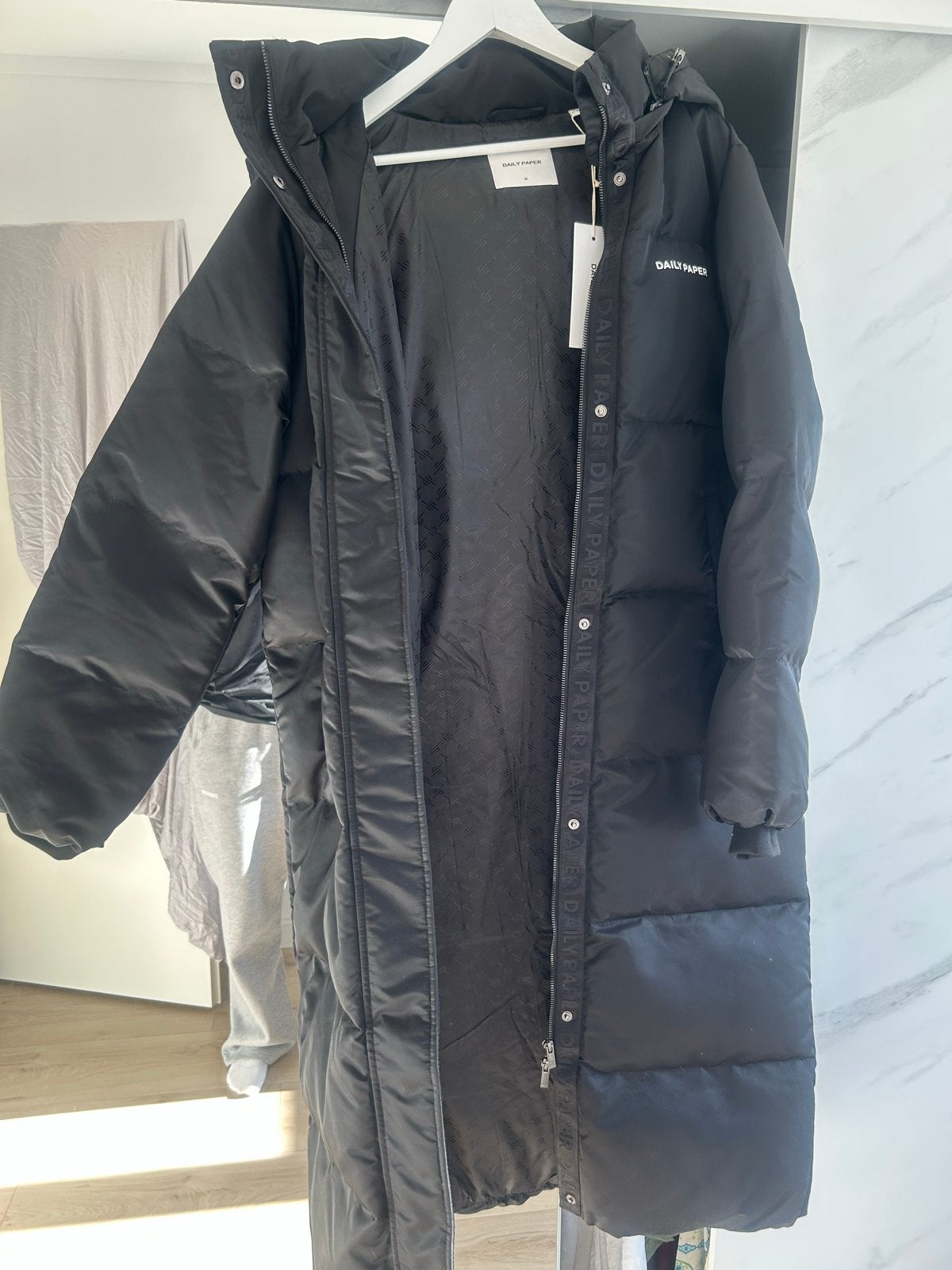 Daily Paper Puffer Jas Zwart Maat M - Nieuw met kaartjes, Ophalen of Verzenden, Nieuw, Maat 38/40 (M), Zwart