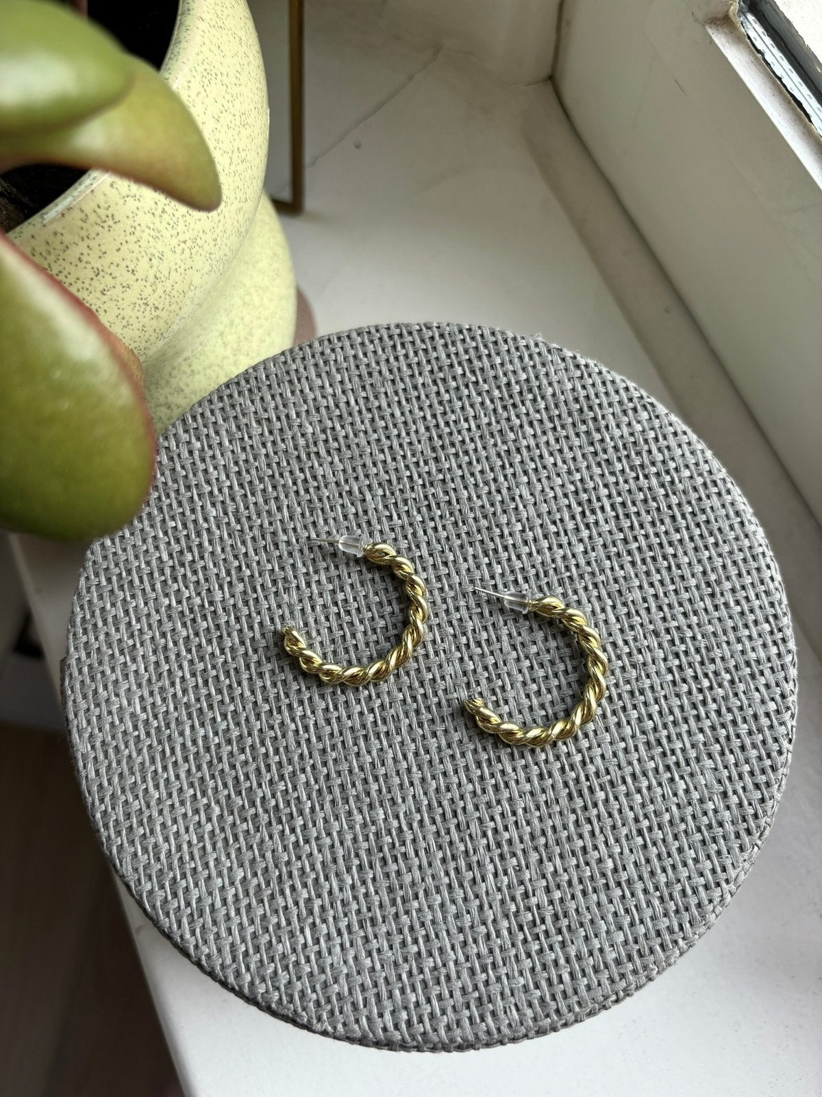 Oorringen earrings goud twisted 2,5 cm Munie&Co, Ophalen of Verzenden, Nieuw, Goud, Overige materialen