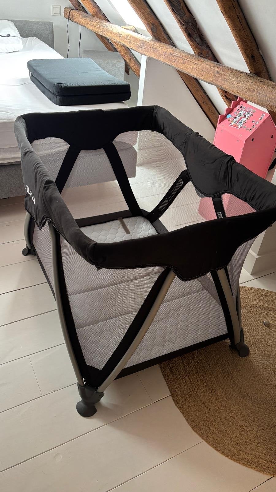 Nuna Sena Reisbedje met extra matras en verhoger voor baby's, Ophalen, Gebruikt, Reisbedje