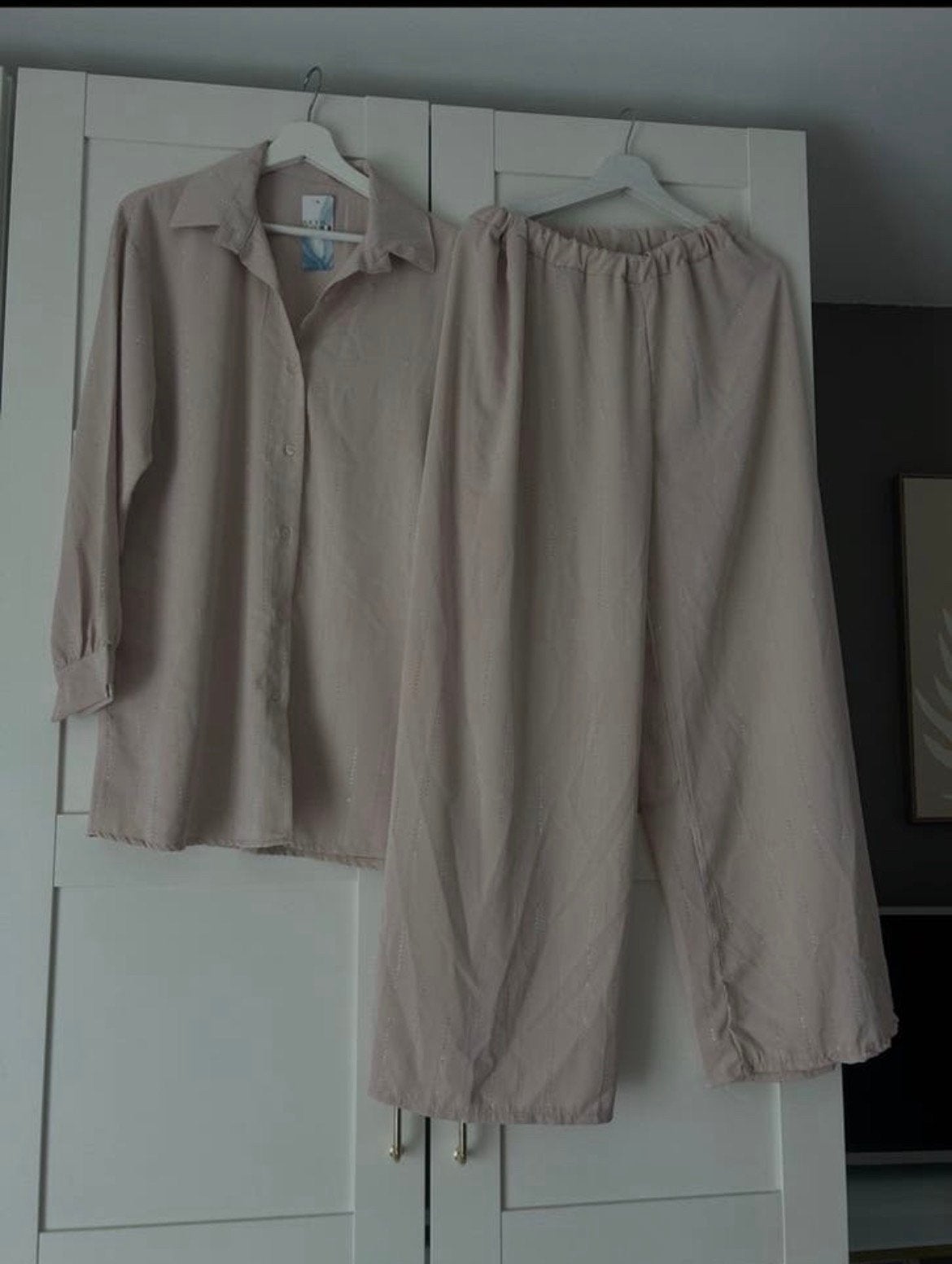 Nieuwe set beige broekpak maat M, Ophalen of Verzenden, Zo goed als nieuw, Maat 38/40 (M), Beige