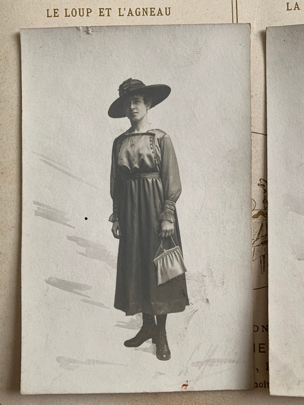 1918 Foto - Dame met hoed en tasje (CW), Gebruikt, Foto, Ophalen of Verzenden, Voor 1940