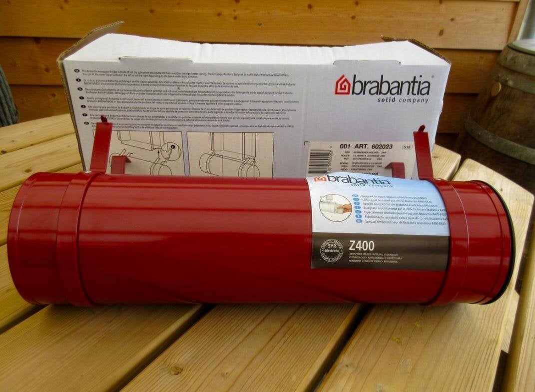 Brabantia Z400 Krantenhouder Rood - 12x41,5 cm, Tuin en Terras, Brievenbussen, Ophalen of Verzenden, Nieuw, Staal, Wandbrievenbus