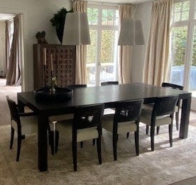 Luxe Meridiani eettafel met 8 bijpassende stoelen