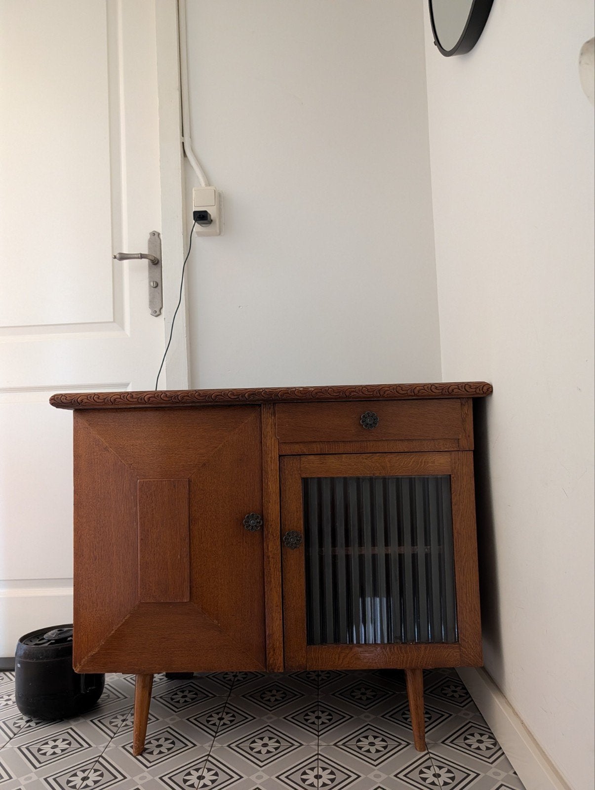 Kastje met Glazen Deur en Lade, Ophalen