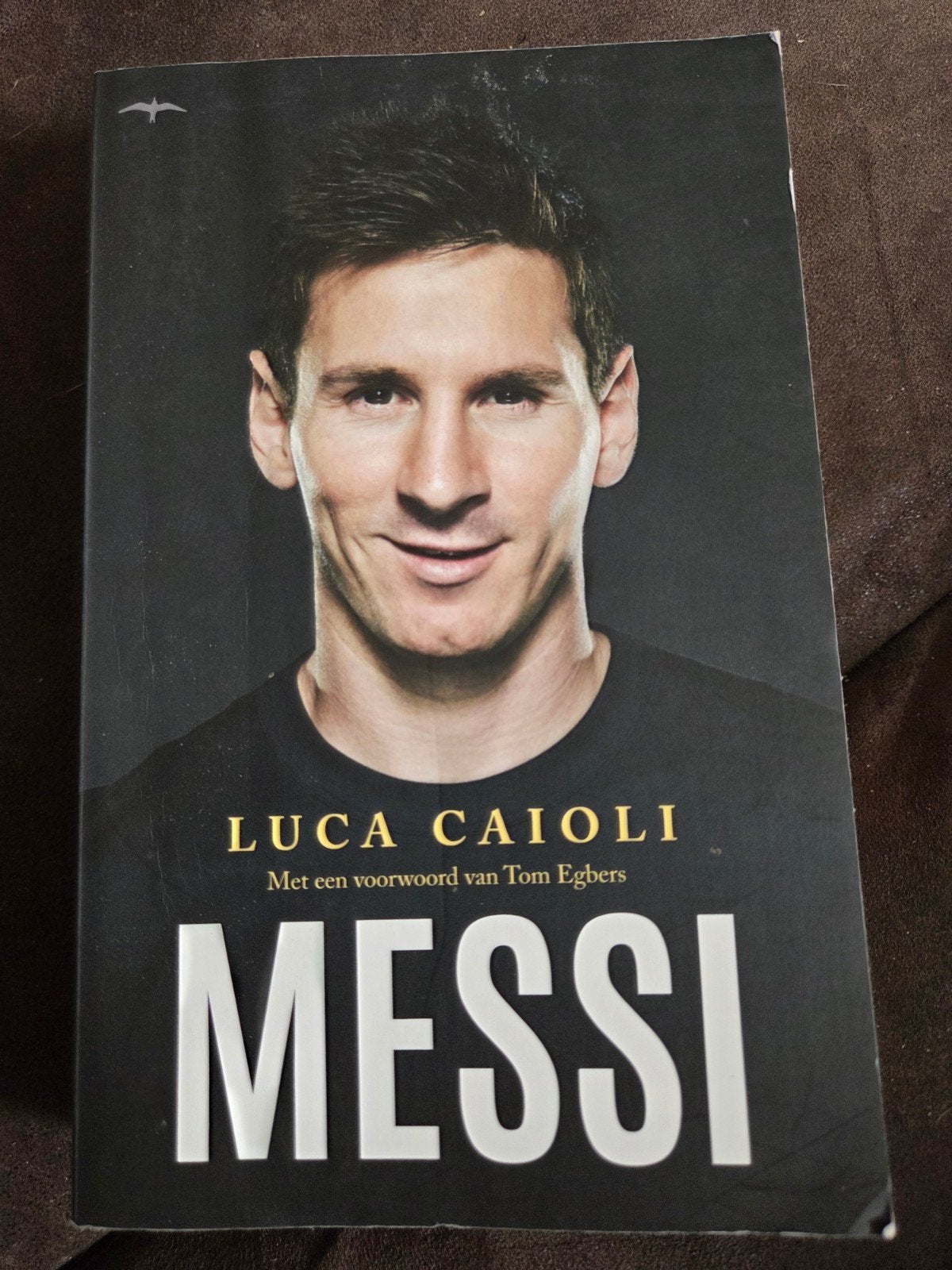 Boek: Messi door Luca Caioli - Voetbalbiografie, Ophalen of Verzenden, Zo goed als nieuw, Luca Caioli, Balsport