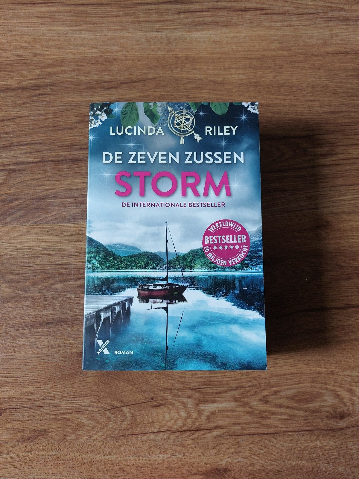 Roman • Lucinda Riley - Storm ~ De zeven zussen 2, Ophalen of Verzenden, Zo goed als nieuw, Lucinda Riley