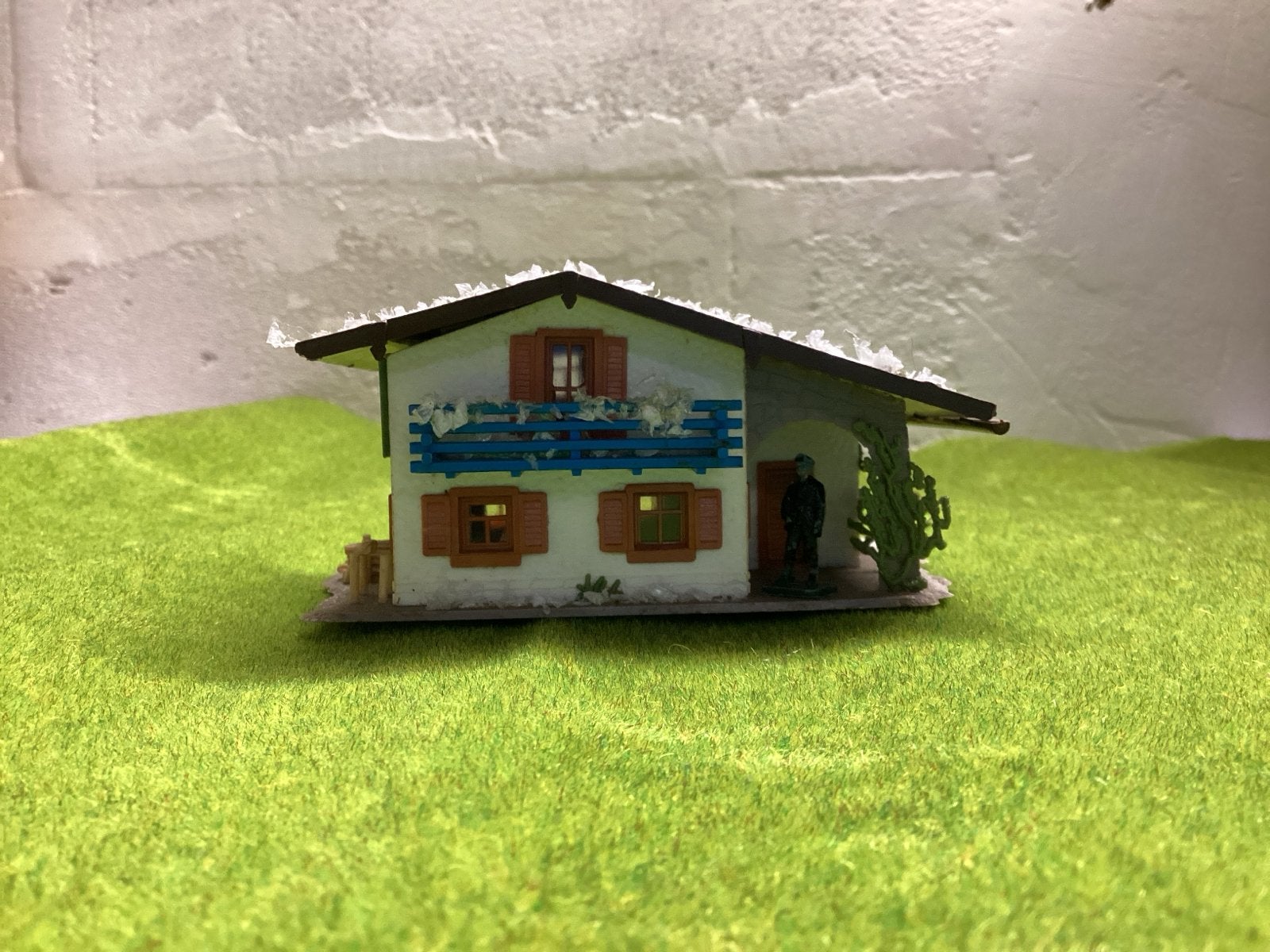 Mooi huisje voor modelspoorbaan, met sneeuw en houtstapel, Ophalen of Verzenden, Gebruikt, Brug, Tunnel of Gebouw, Overige merken