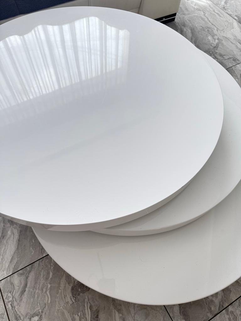 Moderne witte salontafel, uitschuifbaar en rond, Huis en Inrichting, Ophalen, Kunststof, Gebruikt, Rond