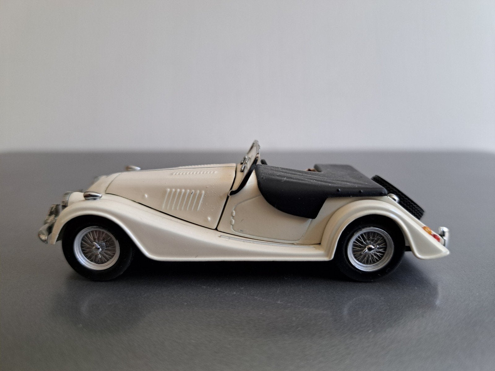 Morgan serie II 4/4 uit 1956, 1:43, creme, nieuw, Ophalen of Verzenden, Nieuw, Auto, Overige merken