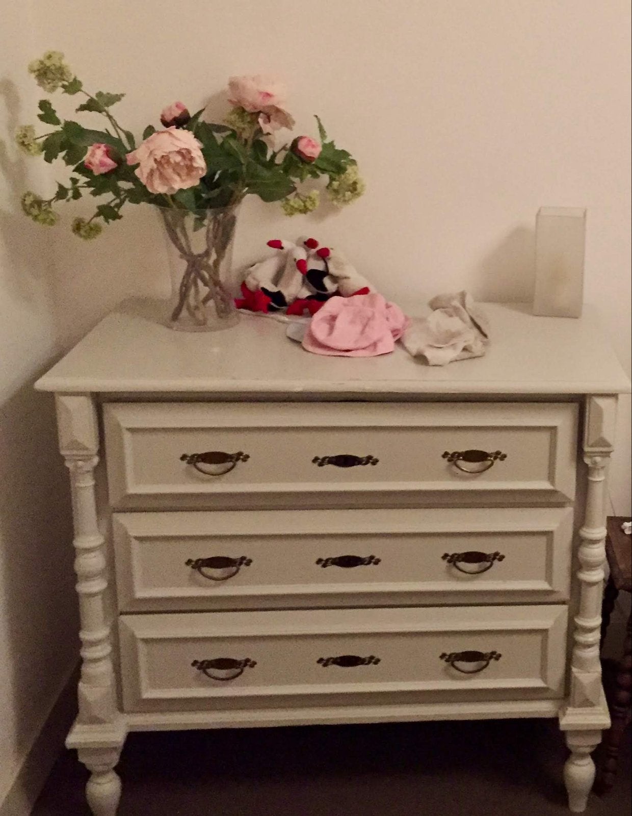Antieke brocante commode/ladekast met hogere pootjes, Ophalen, Gebruikt, 100 tot 150 cm, Met lade(s)