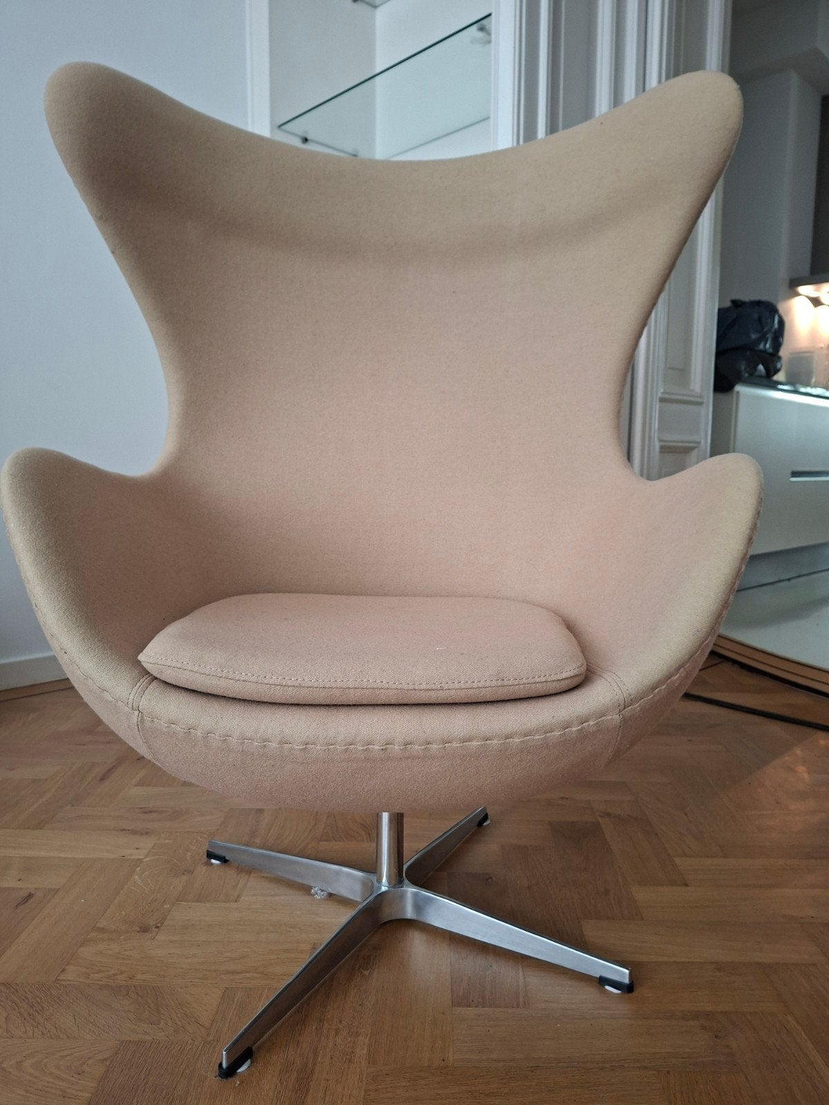 Lijkt op Arne Jacobsen Egg Chair - Klassiek Design, Huis en Inrichting, Fauteuils, Gebruikt, 75 tot 100 cm, Ophalen of Verzenden