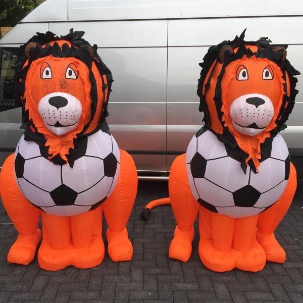Oranje opblaas Leeuw te huur €15,- per stuk per dag  59   0, Ophalen of Verzenden, Nieuw, Oranje of Koningsdag