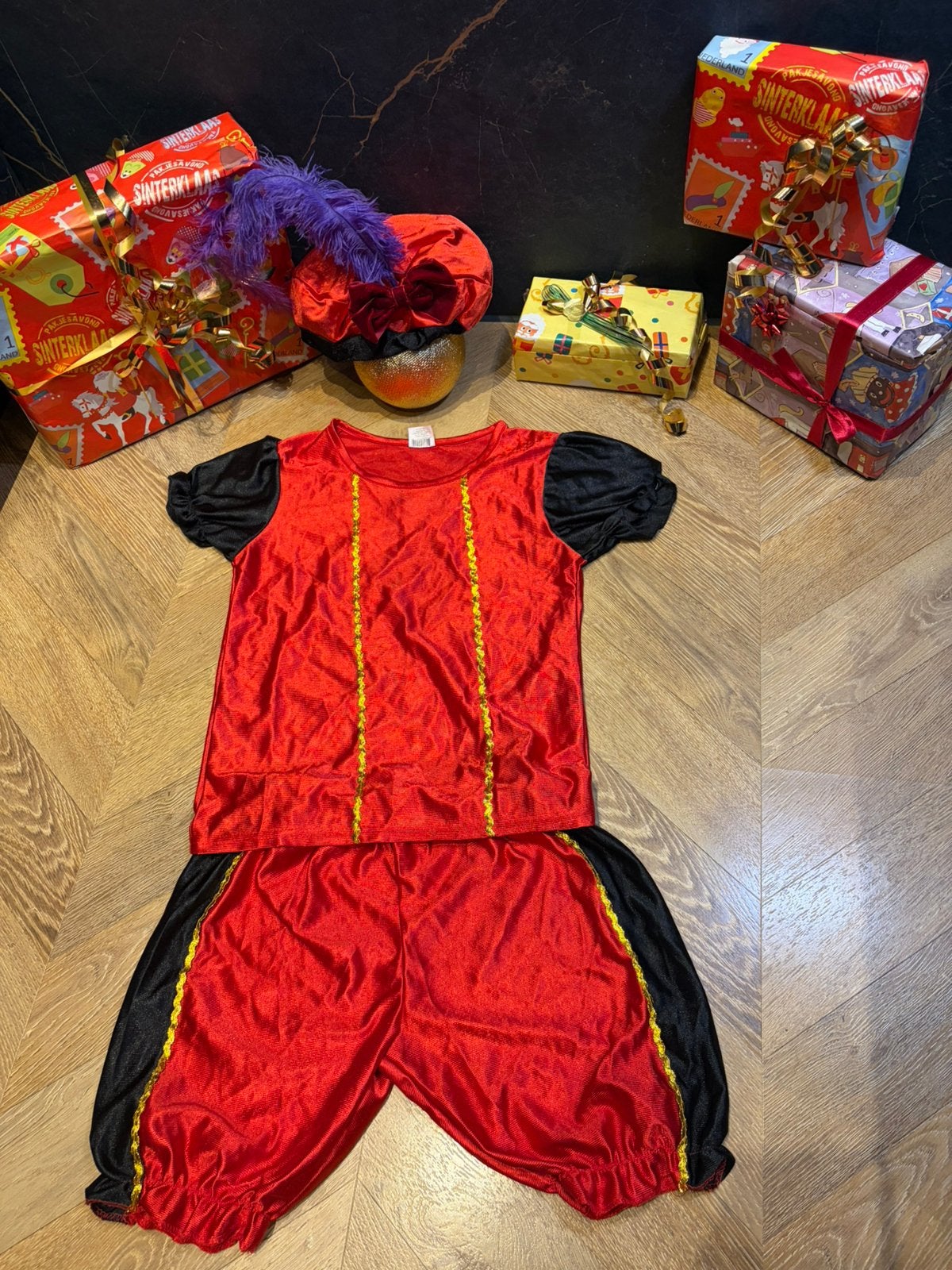 Pietenpak rood zwart maat 122 set sinterklaas, Ophalen of Verzenden