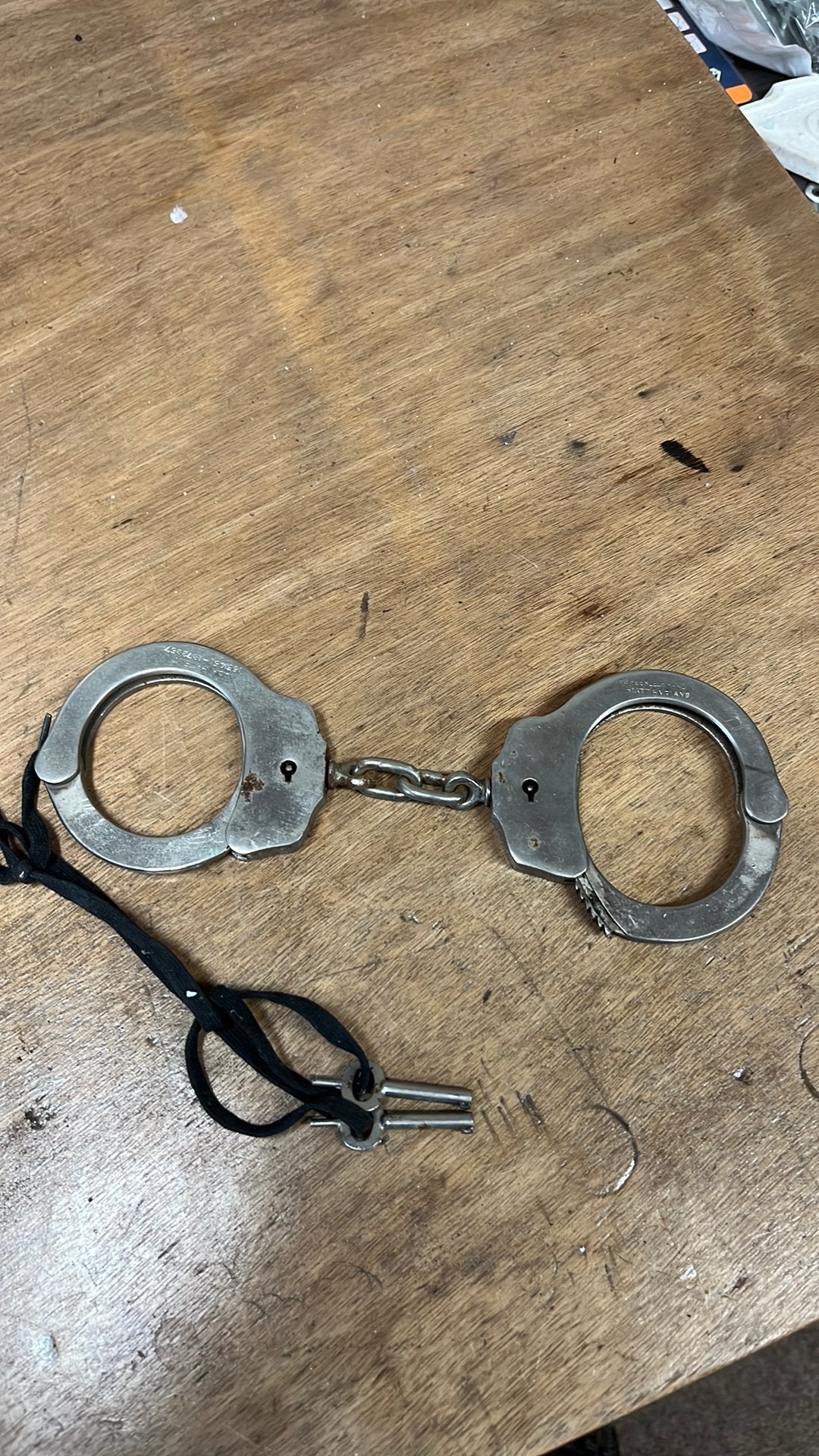 Originele handboeien met sleutels, Ophalen of Verzenden, Gebruikt