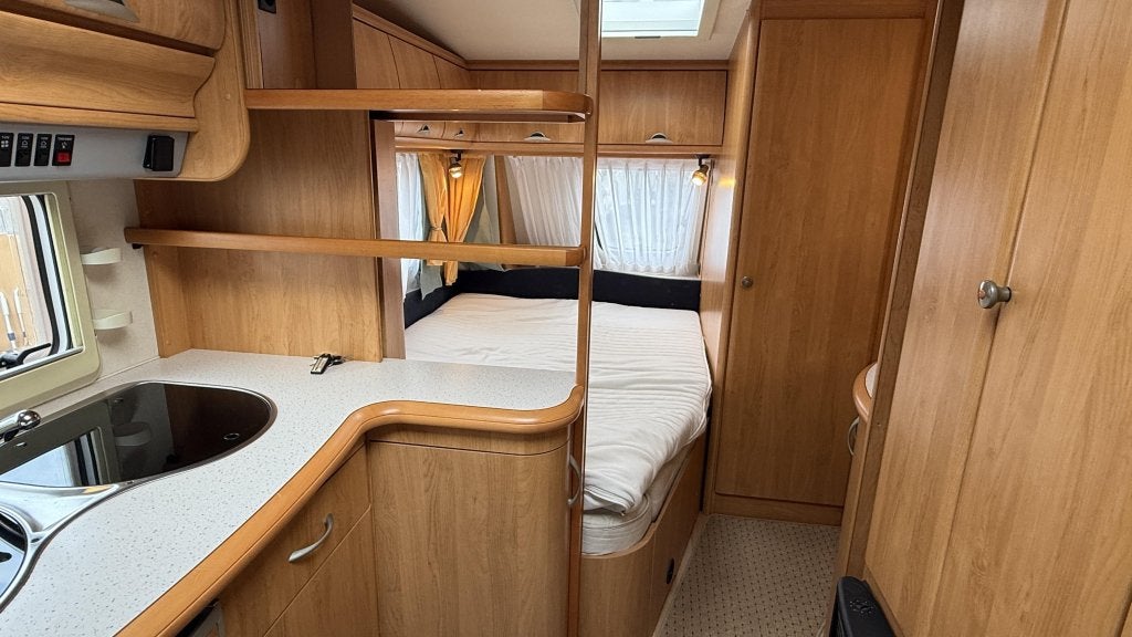 Hobby Excellent Easy 460 UFE bj 2003 met voortent en luifel, Caravans en Kamperen, Rondzit, Hobby, Fietsenrek, Bedrijf