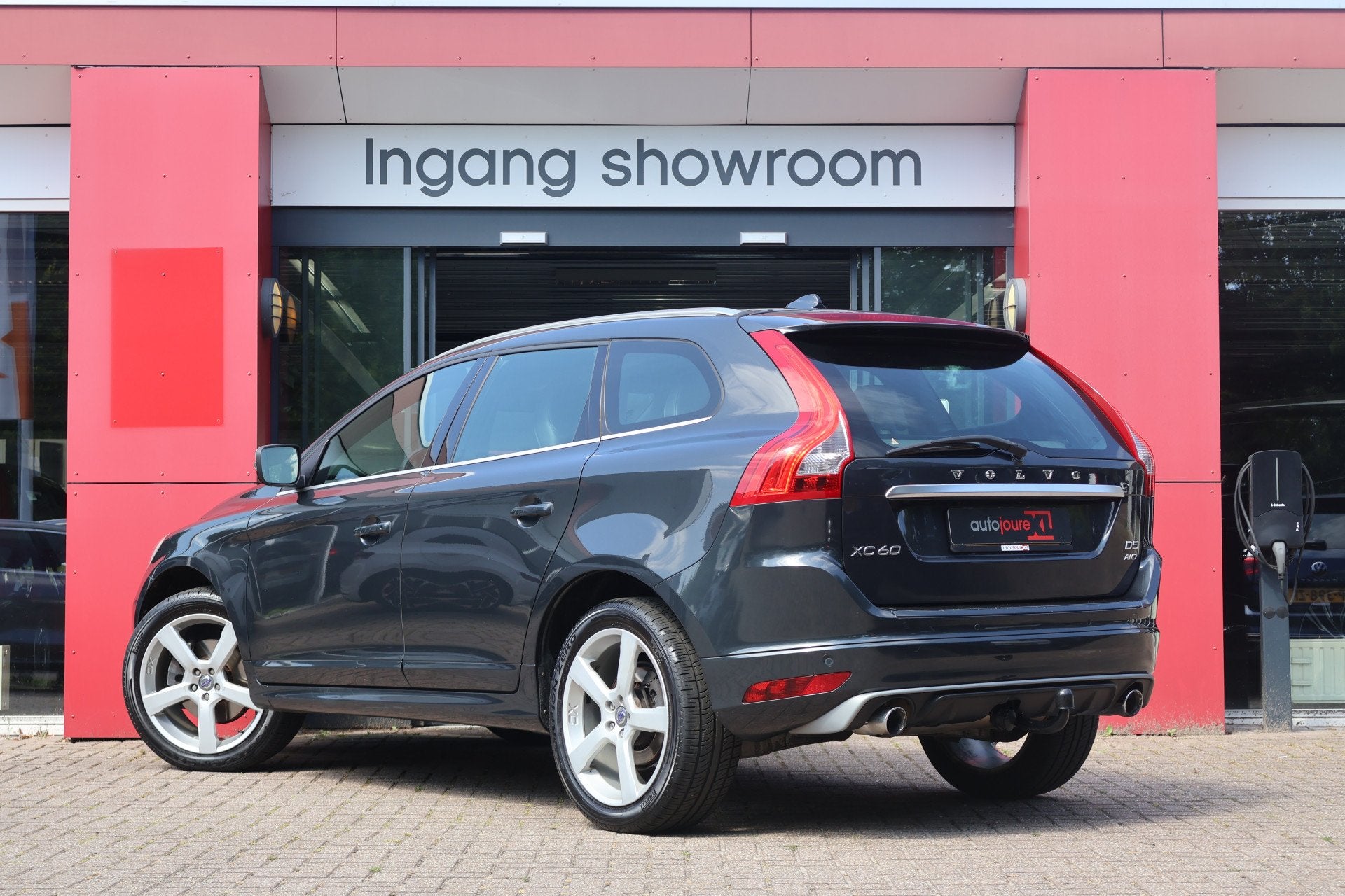 Volvo XC60 2.4 D5 AWD R-Design | Origineel NL | Leder | Trek, Auto's, Automaat, Gebruikt, Zwart, 197 €/maand