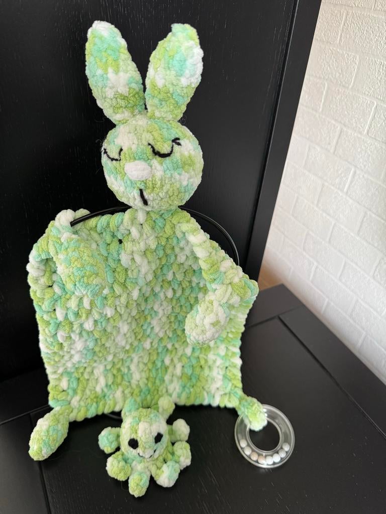 Gehaakte Konijn Knuffeldoekje set., Kinderen en Baby's, Kraamcadeaus en Geboorteborden, Ophalen of Verzenden, Nieuw, Kraamcadeau