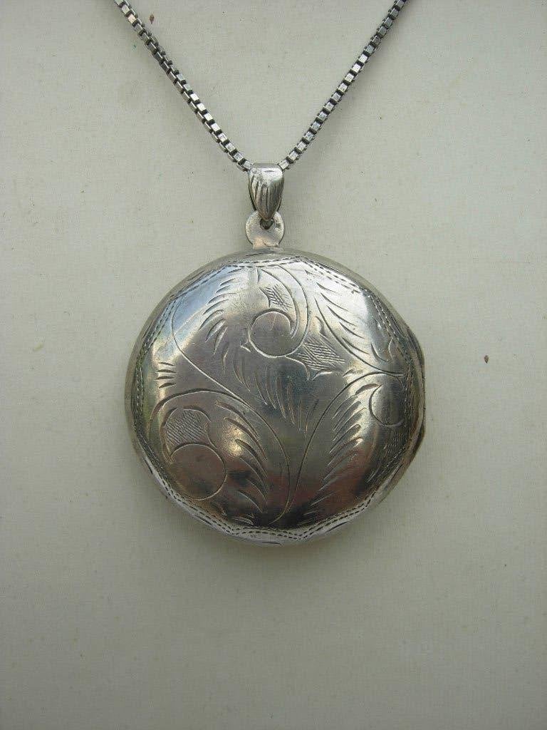 GROOT BEWERKT ZILVEREN MEDAILLON., Verzenden, Zilver, Hanger