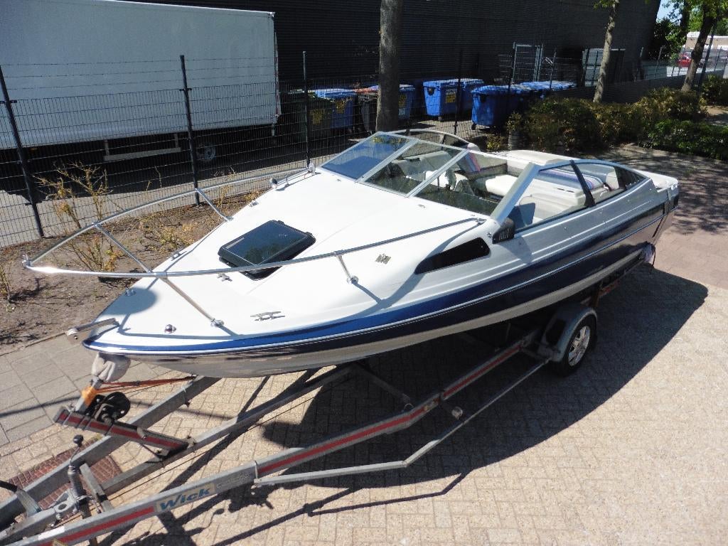bayliner capri cuddy vaarklaar met trailer, Watersport en Boten, Ophalen, Gebruikt, Binnenboordmotor, 120 tot 200 pk