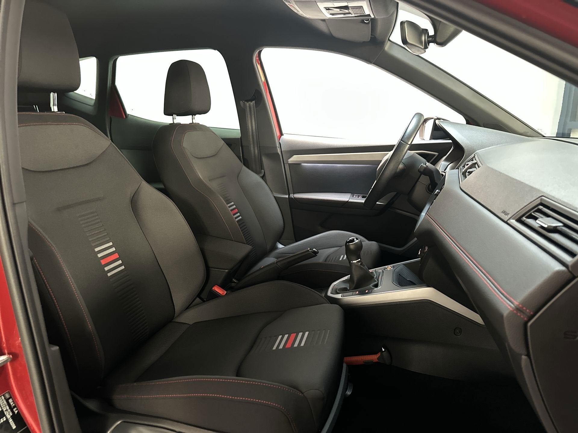 Seat Arona 1.0 TSI FR Business Intense Camera App-Connect Na, Auto's, Dealer onderhouden, Stof, Gebruikt, Parkeersensor