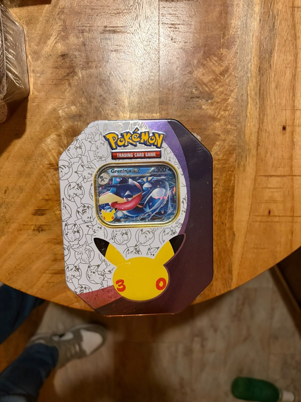 Pokémon Celebrations Greninja ex Tin (Nieuw) 5 stuks, Ophalen of Verzenden, Nieuw, Booster