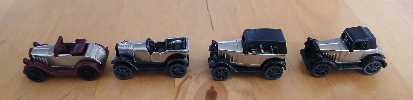 4 metalen oldtimers / auto's van Kindersurprise / Ferrero, Verzamelen, Verrassingseieren, Ophalen of Verzenden, Zo goed als nieuw