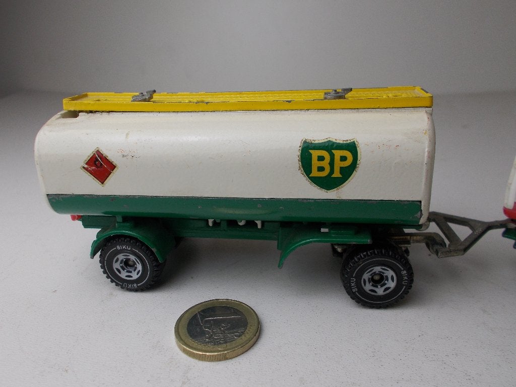 1983 SIKU 2524. BP PETROL TANKER + BP TRAILER. I.g.st!, Hobby en Vrije tijd, Ophalen of Verzenden, Zo goed als nieuw, Bus of Vrachtwagen