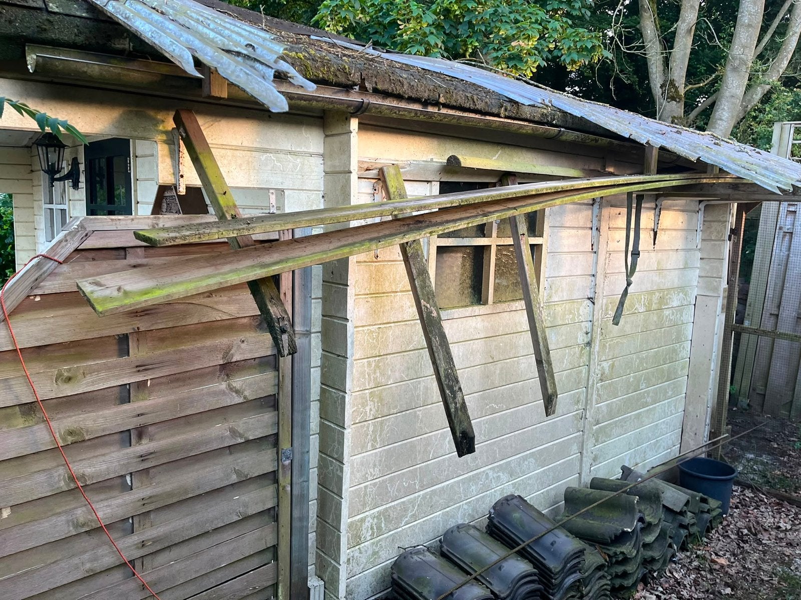 Gratis af te halen tuinhuisje (5x3m) - Nieuw dak nodig, Ophalen, Gebruikt, Hout, Overige typen