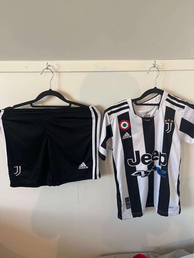 Juventus voetbalshirt Ronaldo maat 128 met broekje, Ophalen, Zo goed als nieuw