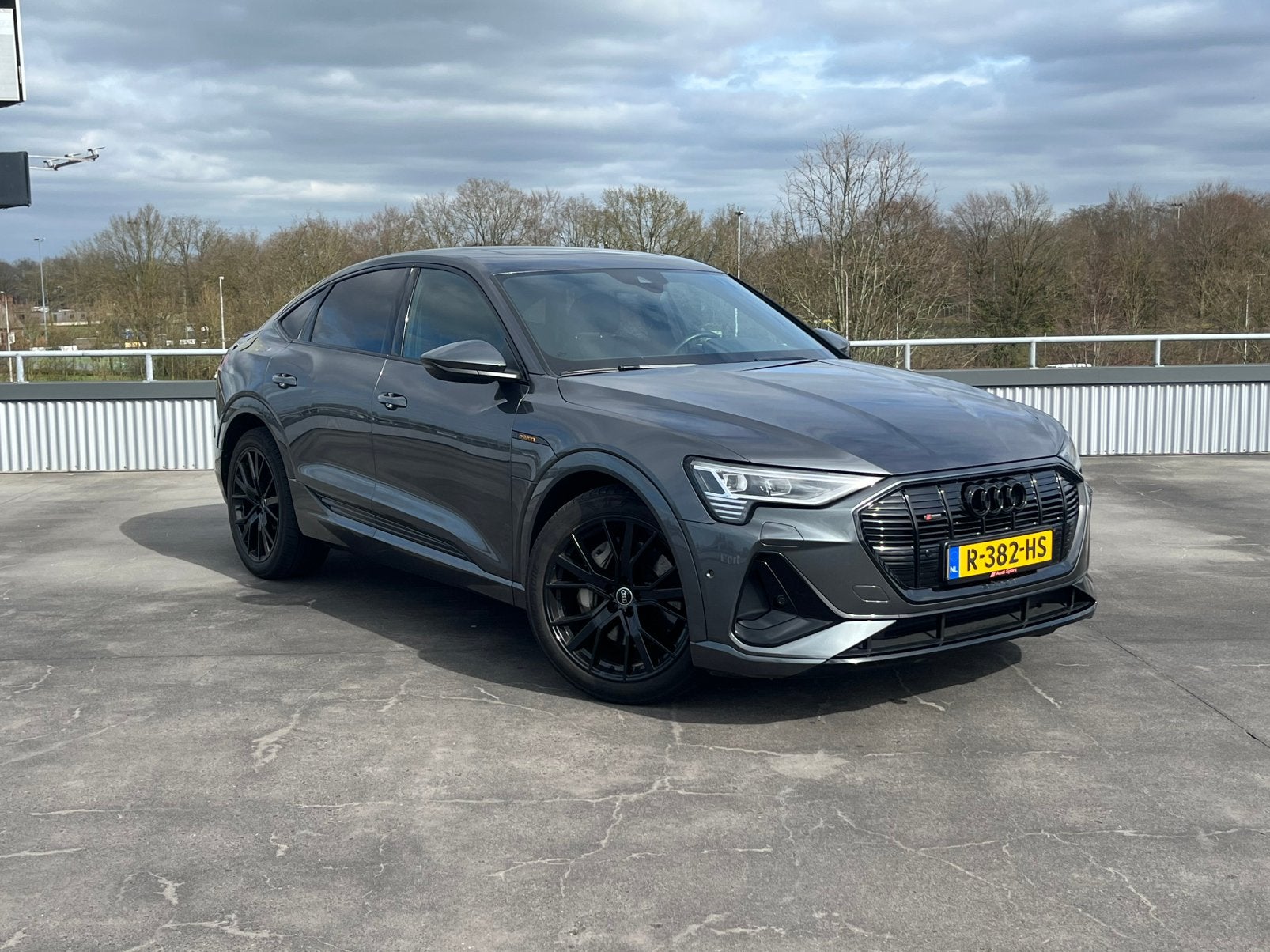 Audi e-tron 55 Quattro 408pk 2022 Grijs, Auto's, Audi, Automaat, 131 €/maand, 1800 kg, Origineel Nederlands