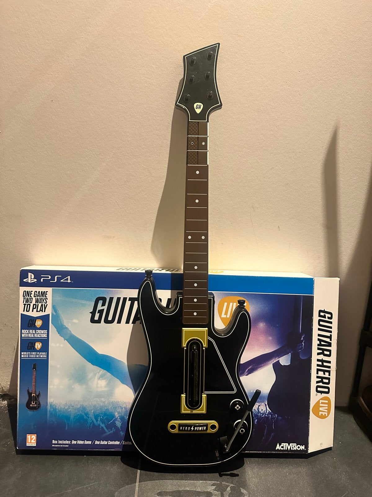 Guitar Hero Live gitaar met doos voor PS4, Spelcomputers en Games, Ophalen of Verzenden, Zo goed als nieuw, Met 1 controller, Pro